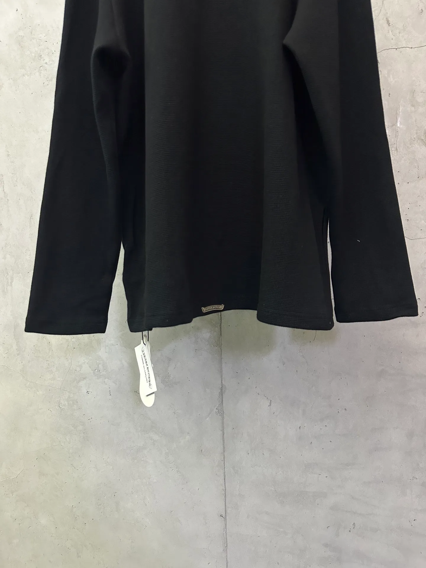 P390 Chrome Hearts patchwork leather Henry collar waffle long-sleeved T. Fabric: Made of 350g cotton waffle double-layer material. Differentiating low weight, cutting corners and non-pure cotton market products), a lot of effort has been put into the fabric, hardware and craftsmanship. The top quality in the market and industry benchmark are only owned by a few people. The overall wiring is straight and delicate, the fabric is comfortable and soft, and the color is consistent without color difference. Customized hardware, thread, accessories, plate alignment, same style for men and women -Color: black gray -Size: S M L